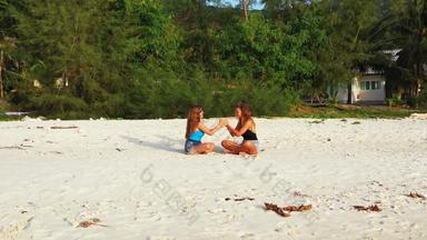 性感的美模型旅行支出质量时间海滩清洁白色沙子蓝色的背景